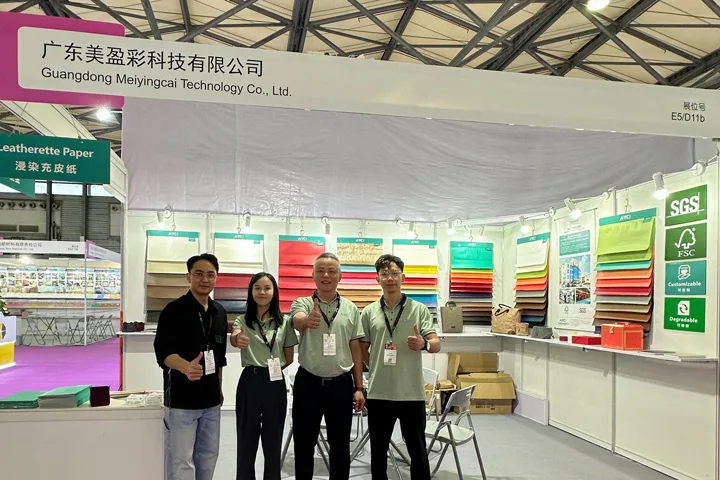 美盈彩团队在中国国际皮革展展位合影