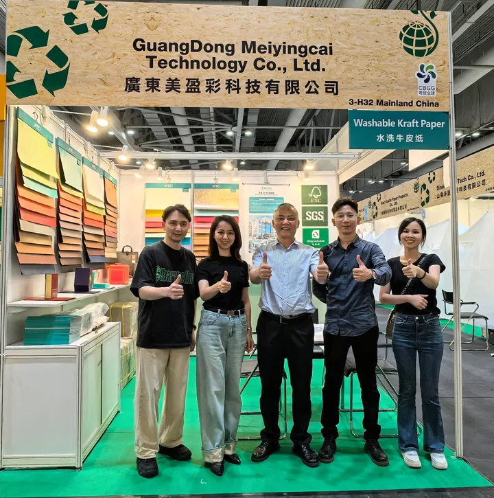 美盈彩香港展会团队合影